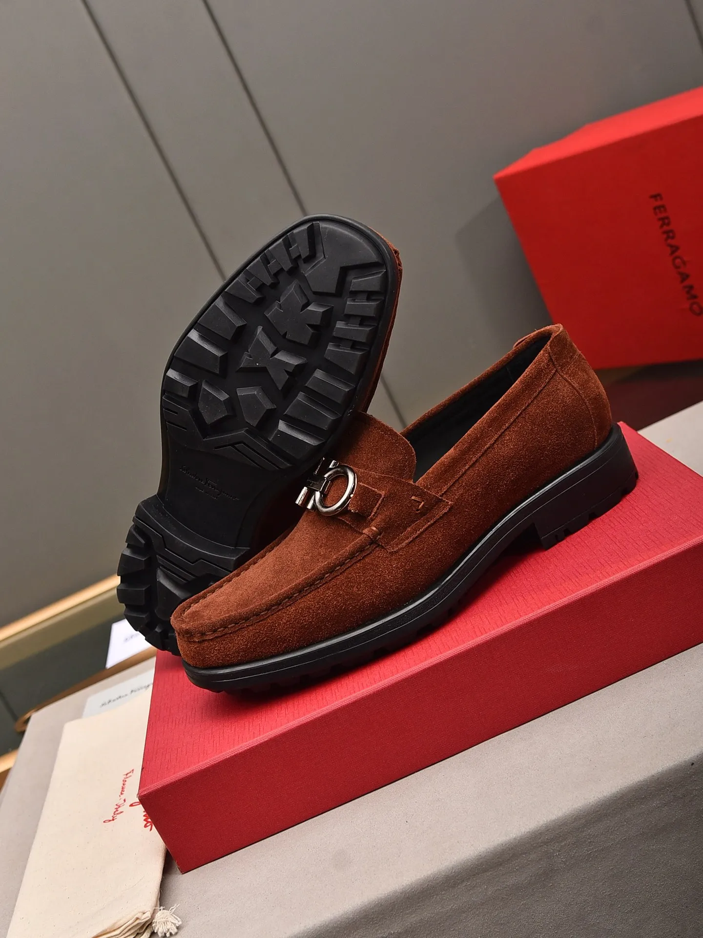 Men's shoes 💰: 500 Brand: Ferragamo Size: Men's size 38/44 (45 can be customized) Grade: Same style as the official website High-end quality men's shoes Material: Original first-layer calfskin Water-dyed cowhide lining Original outsole Style categories: Men's fashionable formal business casual leather shoes Slip-on men's shoes high-top series Young fashion European and American trends British style Casual matching Comfortable feet
